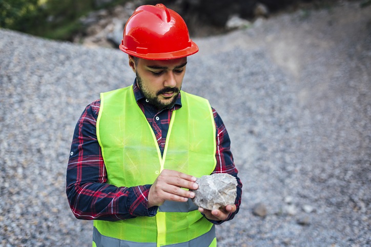 inżynier trzymający skałę